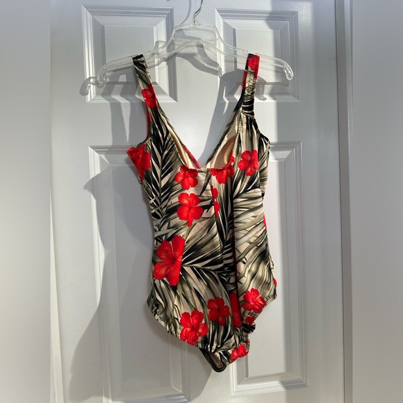 NWOT Size 12 women’s one piece floral print swimsuit. Lands end brand - Picture 4 of 6